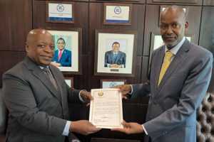Embaixador António Macheve ao apresentar as Cartas Credenciais ao Secretário Executivo da SADC Elias Magosi