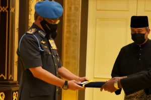 Embaixador Belmiro Malate na apresentação das cartas credenciais ao Rei da Malásia