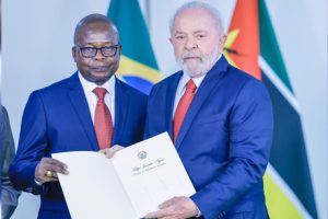 Embaixador Jacinto Maguni ao apresentar as Cartas credenciais ao Presidente do Brasil Lula da Silva