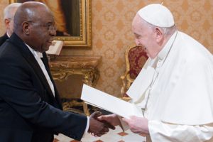 Embaixador Raul Domingos ao apresentar as Cartas ao Papa Francisco na Santa Sé
