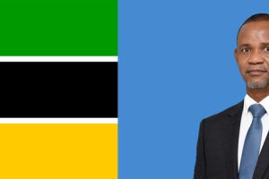 À esquerda a bandeira de Moçambique e à direita o Vice-Ministro Manuel Gonçalves
