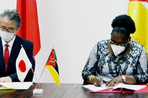 Foto de arquivo da Ministra Verónica Macamo e o Embaixador do Japão em Moçambique Kimura Hajime na assinatura do acordo de Suspensão de Dívida