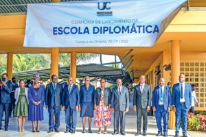 Foto família da inauguração da Escola Diplomática