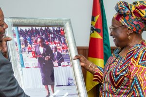 Ministra Verónica Macamo ao receber as felicitações do Conselho Consultivo do MINEC