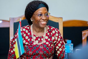 Ministra dos Negócios Estrangeiros e Cooperação Maria Manuela dos Santos Lucas