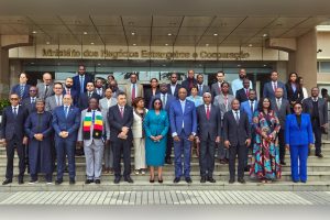 Ministra Maria Manuela Lucas na foto família do encontro que manteve com diplomatas africanos
