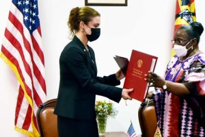 Ministra Verónica Macamo e a Encarregada de Negócios da Embaixada dos Estados Unidos da América, Abigail Dressel