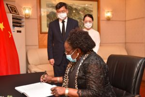 Ministra Verónica Macamo ao assinar o livro de condolências em homenagem ao antigo Presidente chinês Jiang Zemin