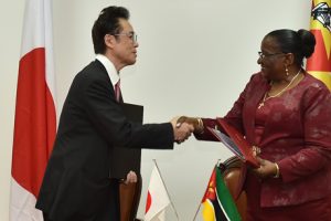 Ministra Verónica Macamo após assinar a Troca de Notas com o Embaixador do Japão em Moçambique, Hajime Kimura