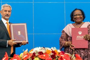 Ministra Verónica Macamo após assinar as Minutas com o homólogo indiano Subrahmanyam Jaishankar na Comissão Intergovernamental Moçambique Índia