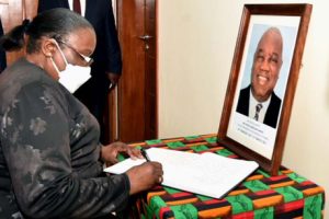 Ministra Verónica Macamo assina livro de condolência na Embaixada da Zâmbia em Moçambique