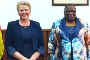 Ministra Verónica Macamo com a homóloga da norueguesa Anne Tvinnereim no encontro mantido em Maputo para as consultas políticas entre Moçambique e Noruega