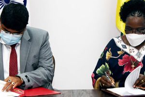 Ministra Verónica Macamo e o Embaixador da Índia em Moçambique Ankan Banerjee