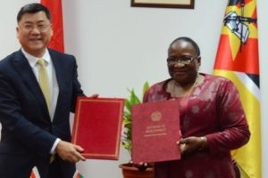 Ministra Verónica Macamo e o Embaixador da República Popular da China em Moçambique no momento da assinatura de acordos de cooperação bilateral