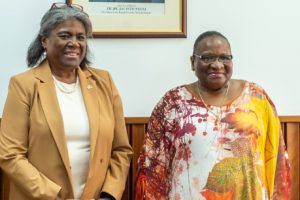 Ministra Verónica Macamo ladeada pela Embaixadora Linda Thomas Greenfield Representante Permanente dos EUA nas Nações Unidas