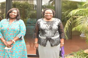 Ministra Verónica Macamo ladeada pela homóloga queniana na inauguração do Alto Comissariado do Quénia em Maputo