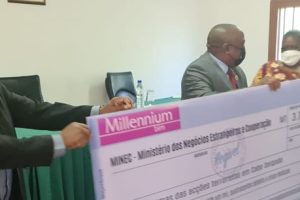 Ministra Verónica Macamo na entrega do donativo às autoridades governamentais de Cabo Delgado