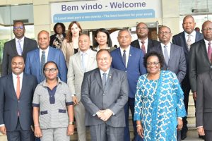 Ministra Verónica Macamo na foto família após as conversações com o homólogo do Timor Leste, Bendito Freitas