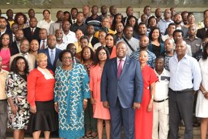 Ministra Verónica Macamo na foto família com os presidentes das associações e membros da comunidade moçambicana na diáspora