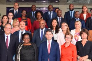 Ministra Verónica Macamo na foto família do Diálo Político entre Moçambique e a União Europeia