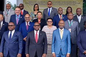 Ministra Verónica Macamo na segunda fila da foto de família do Conselho de Ministros da SADC em Kinshasa