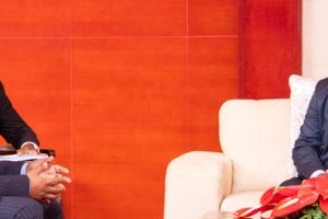 Presidente Filipe Nyusi na cerimónia de acreditação do Alto Comissario das Maurícias das Maurícias Jean François Chaumière