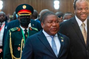 Presidente Filipe Nyusi ao entrar na plenária da 42ª Cimeira da SADC ladeado pelo Rei Mswati III