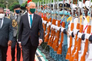 Presidente Filipe Nyusi ao receber o homólogo de Portugal na Presidência da República em Maputo