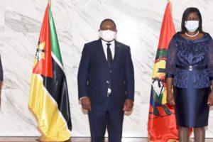 Presidente Filipe Nyusi ladeado à esquerda pela Ministra Verónica Macamo e à direita pela Alta Comissária do Malawi em Moçambique Wezy Moyo após a apresentação das Cartas Credenciais