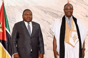 Presidente Filipe Nyusi ladeado pelo novo Embaixador da Mauritânia em Moçambique Jarr Inalla na cerimónia de apresentação das Cartas Credenciais de oito novos embaixadores