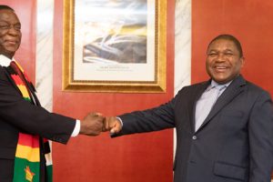 Presidente Filipe Nyusi no tête à tête com o Presidente do Zimbabwe Emmerson Mnangagwa