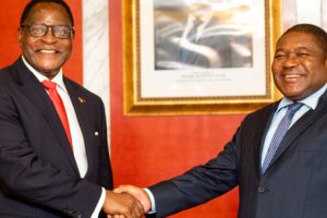 Presidente Fulipe Nyusi e homólogo do Malawi Lazarus Chakwera no Tête à tête em Maputo