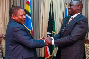 Presidente Nyusi e o homólogo queniano William Ruto no encontro que mantiveram em Nairobi