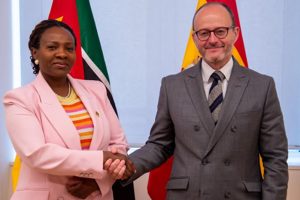 Secretária de Estado Manso ladeada pelo seu homólogo espanhol Diego Martínez Belio nas Consultas Plíticas em Madrid