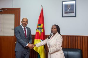 Secretária de Estado Maria de Fátima Manso ao receber em audiência o Coordenador Regional para África Oriental e Austral da Suiça, Joachim Kercan