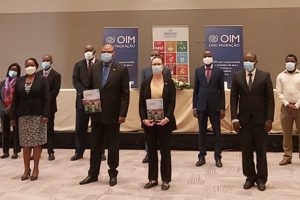 Secretário Permanente Francisco Novela no centro da primeira fila, na foto família tirada na cerimónia de lançamento da estratégia da OIM para Moçambique