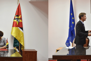 Vice Ministra Nyeleti Mondlane e o Embaixador da União Europeia Sven Kuhn Von trocam pastas após a assinatura dos acordos