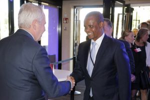 Vice-Ministro Manuel Gonçalves saúda o Ministro dos Negócios Estrangeiros da Finlândia, em Helsínquia, capital finlandesa