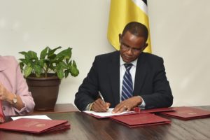 Vice Ministro Manuel Gonçalves na assinatura da convenção de financiamentos com a Vice Presidente da Comissão Europeia Dubravka Šuica