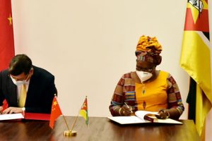 A Ministra Verónica Macamo e o Embaixador da República Popular da China em Moçambique, Wang Hejun na assinatura dos acordos de cooperação