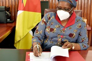 Ministra Verónica Macamo no momento da assinatura do acordo