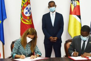 Vice-Ministro Gonçalves testemunha assinatura de acordo para formação de jovens