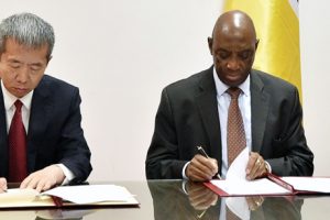 Ministro Oldemiro Baloi e o Embaixador da República Popular da China assinam acordos de cooperação bilateral