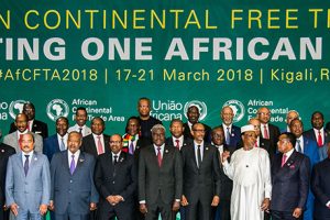 Presidente Nyusi, o terceiro da primeira fila, da esquerda para à direita, na foto de família da reunião que ratificou a Zona de Comércio Livre continental, em Ruanda