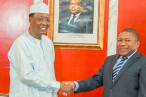 Presidente Nyusi cumprimenta o Presidente do Chade, Idriss Déby Itno