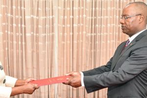 Ministro José Pacheco a conferir posse a Directora da DOIC, Ana Nemba