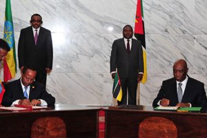 Ministro dos Negócios Estrangeiros e Cooperação, Oldemiro Baloi, na assinatura dos acordos de cooperação com Ministro dos Negócios Estrangeiros da Etiópia, Taye Atsekselaise