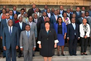 Foto de família: o Presidente Nyusi, ladeado do Ministro e da Vice-Ministra dos Negócios Estrangeiros e Cooperação, Oldemiro Baloi e Nyeleti Mondlane respectivamente, pousa com os diplomatas moçambicanos no portal do Ministério dos Negócios Estrangeiros e Cooperação