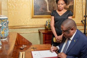 Foto de arquivo do Embaixador César Gouveia Júnior na apresentação das Cartas Credenciais em Malta