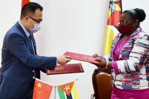 Ministra Verónica Macamo Dhlovo na assinatura do Certificado de entrega e recepção do donativo Com o Encarregado de Negócios da Governo da República Popular da China em Maputo